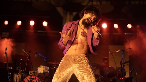 Ravel Andrade como Raul Seixas em cena de "Raul Seixas: eu sou", série original Globoplay. Crédito: Ariela Bueno/ Divulgação